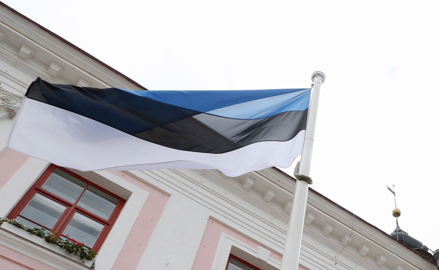 Sinimustvalge lipp Tartu raekoja ees.