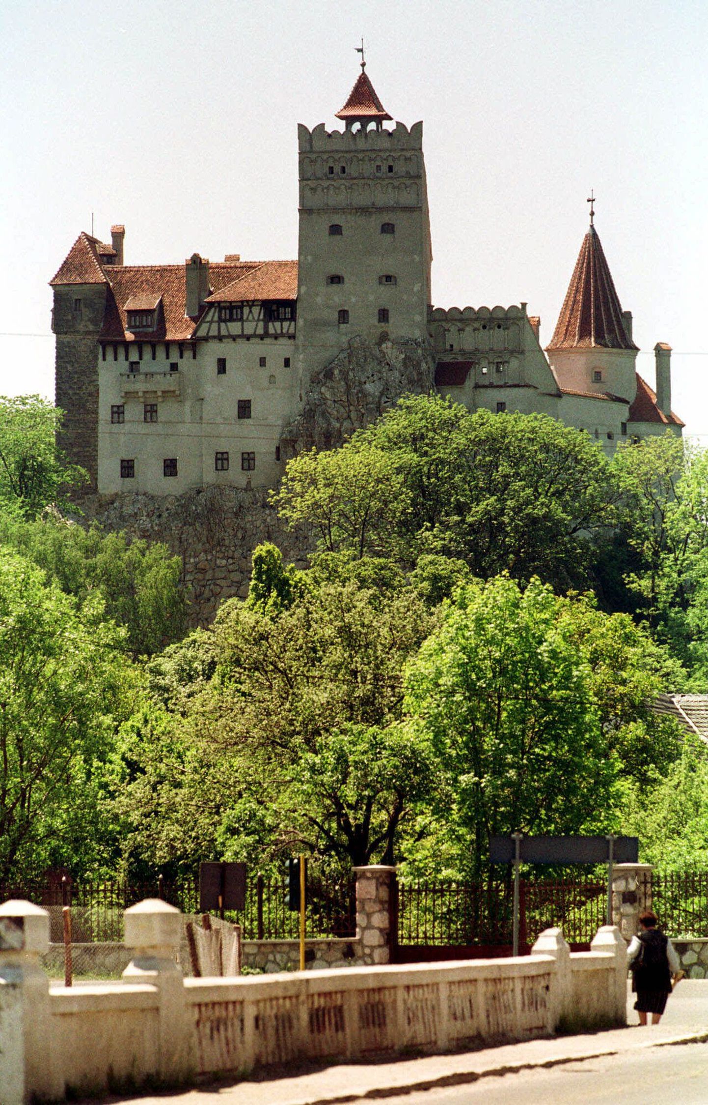 ** FILE **  Bran Castle in Transylvania, Romania is seen in this May 26, 2000 file photo. Romanian lawmakers voted Tuesday Sept. 25, 2007 that the Transylvanian fortress commonly known as Dracula's Castle was illegally returned to an heir of Romania's royal family and called on authorities to launch an investigation into the restitution. They said by law the castle should have been transferred to private ownership, before being restituted in May 2006. (AP Photo/Eugeniu Salabasev, FILE) / SCANPIX Code: 436
