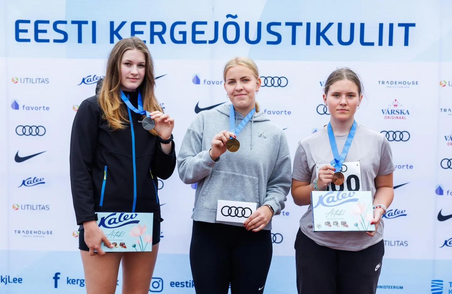Madleen Veberson (keskel) tuli nädala jooksul nii Eesti kui Balti meistriks.