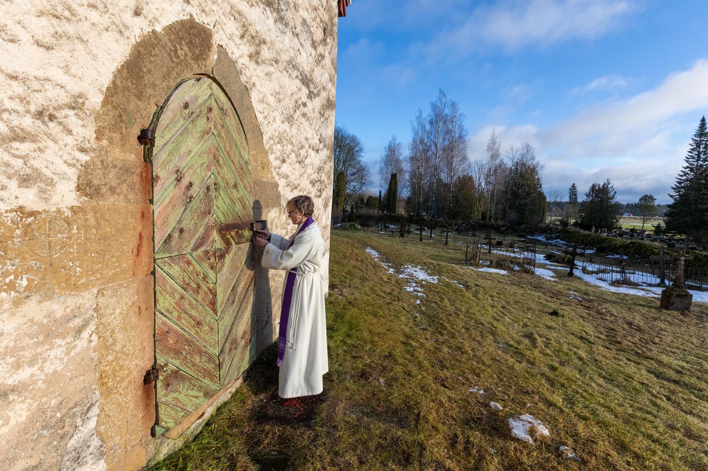 Koguduse õpetaja Jane Vain Järva-Madise kiriku ukse juures