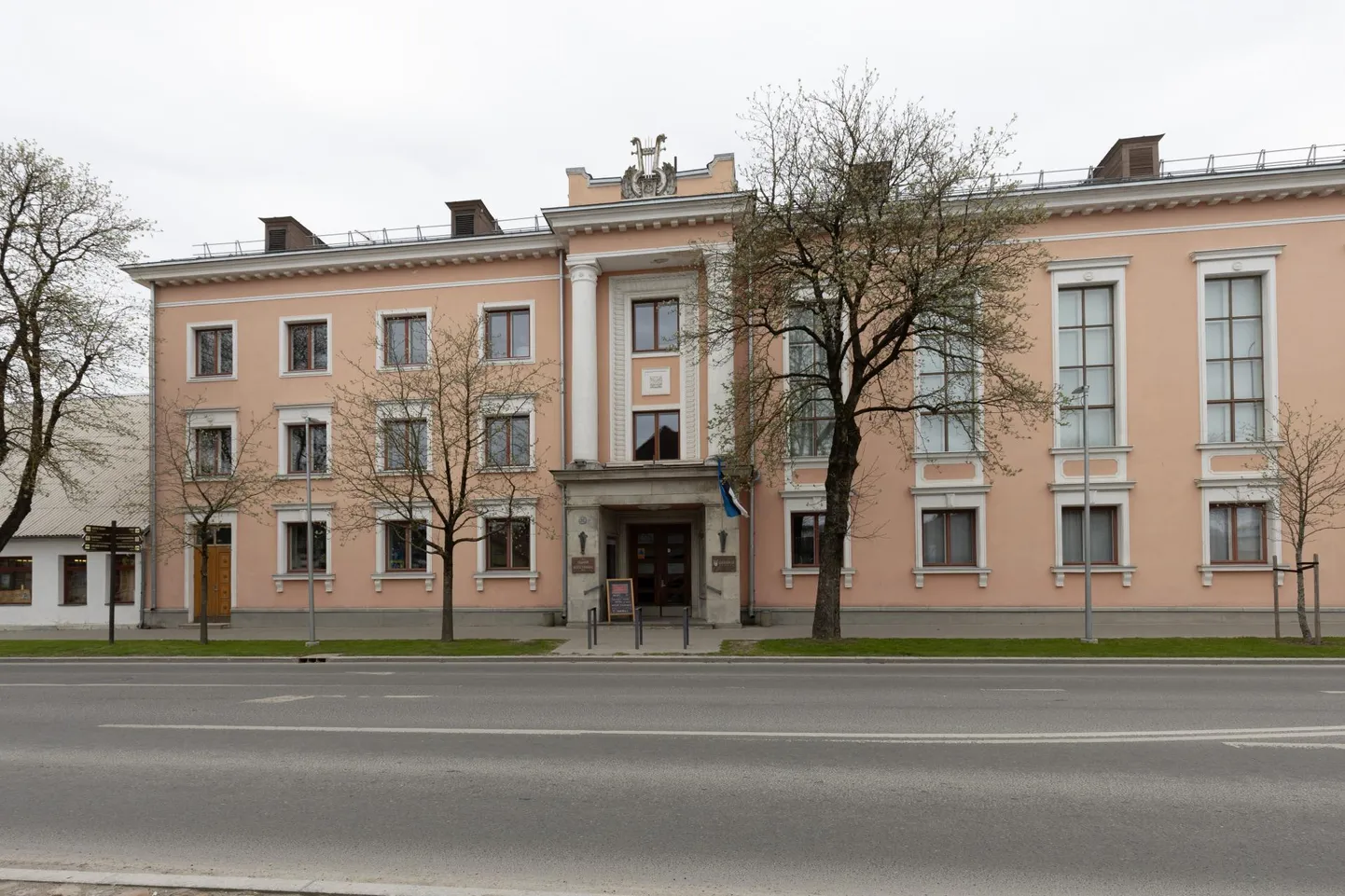 Selle aasta esimesest tööpäevast asus Viljandi Sakala keskuse endine direktor Jaanus Kukk juhatama Paide muusika- ja teatrimaja ning sestsaadik on keskus olnud juhita. Nüüd on linn asunud direktorit otsima.