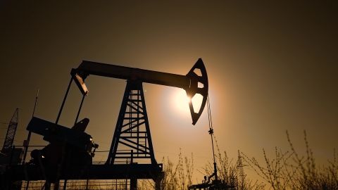 OPEC+ atkal palielina naftas ieguves kvotas