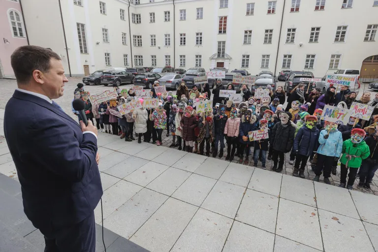 Riigikogu esimees Jüri Ratas tervitab Vanalinna Hariduskolleegiumi ja Püha Miikaeli Kooli väikeseid mardisante Toompea lossi sisehoovis.