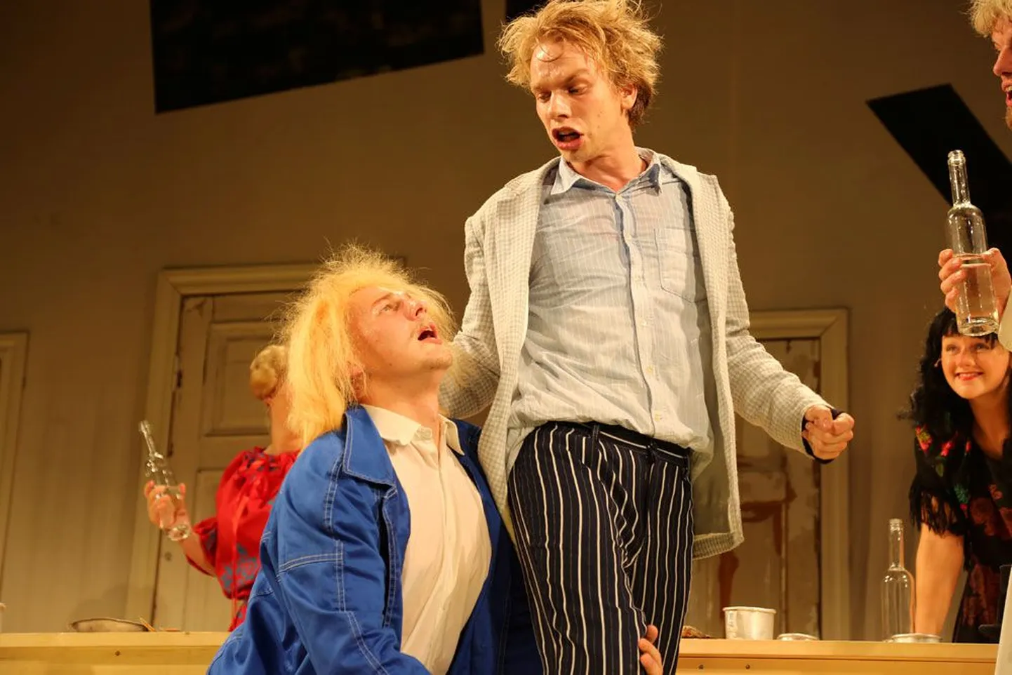 Ragnar Uustal ja Jörgen Liik Tiit Ojasoo lavastuses «Enesetapja», mida teater NO99 mängib Tallinnas Vene Teatris.