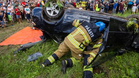 Karm video: kõrvalistuja lendas pervelt rullunud auto aknast välja