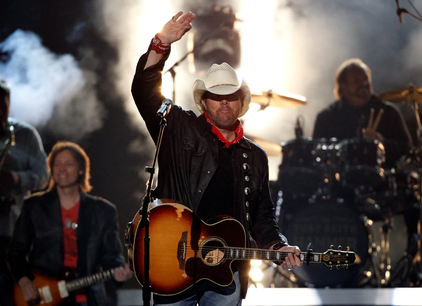 Toby Keith kaotas võitluse maovähiga, mis diagnoositi lauljal 2022. aastal.