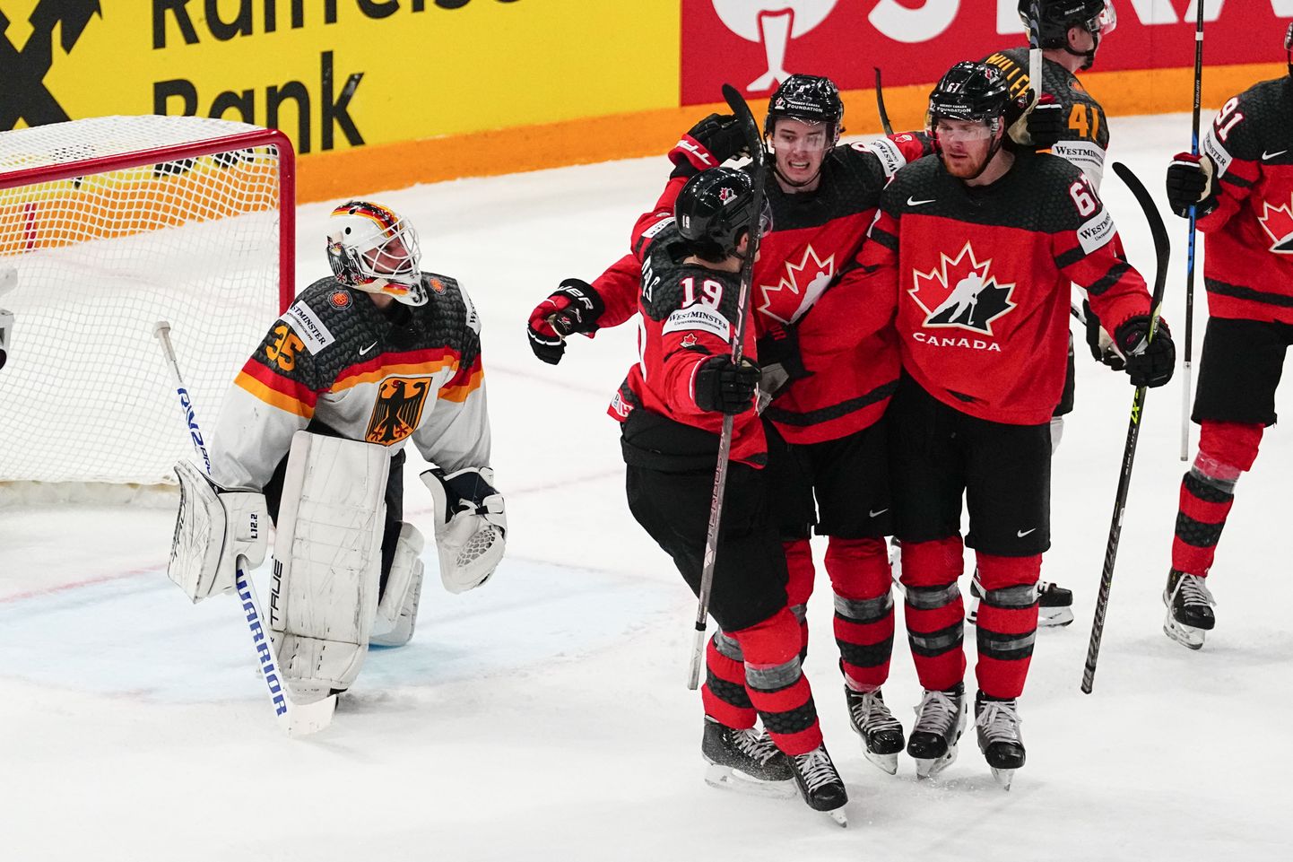 Kanada mehed MM-finaalis väravat tähistamas.