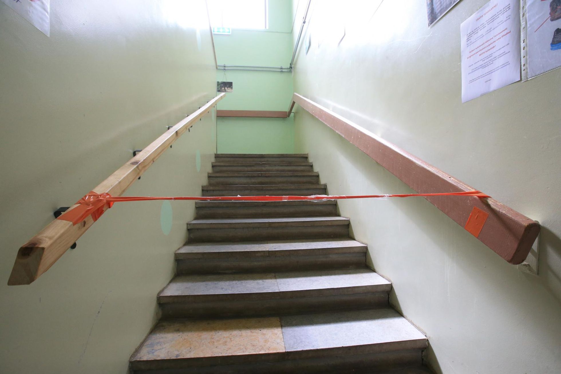 Лестница, ведущая с первого этажа дома призрения на второй, шесть недель была закрыта.
 