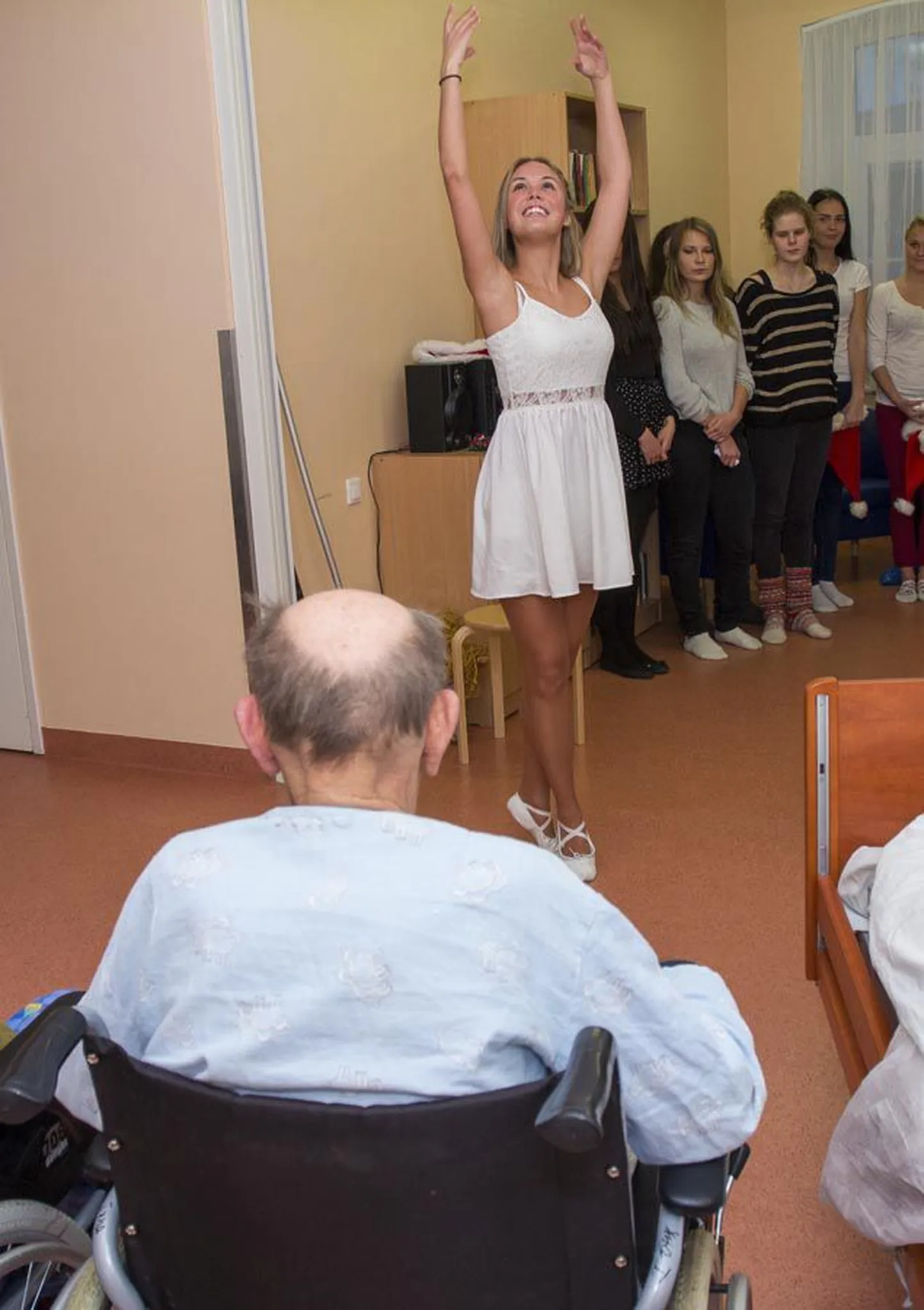 Viljandi gümnaasiumi 17 õpilast rõõmustasid Viljandi haigla hooldusravi osakonna patsiente muusikalis-tantsulise etendusega.