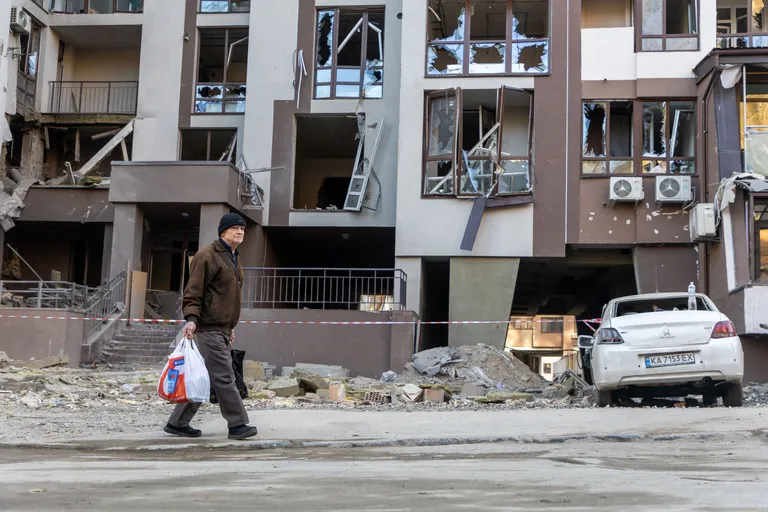 Риск того, что молодой человек из Эстонии поехал в Киев зарабатывать большие деньги в мошенническом колл-центре, не оправдал себя, и авантюра быстро закончилась. На снимке дом в Киеве, в который попала ракета.