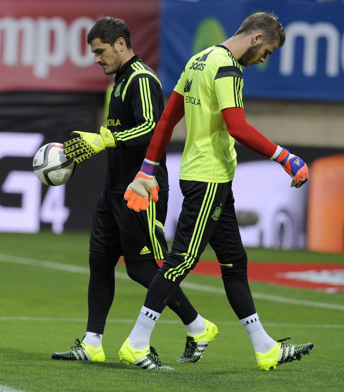Iker Casillas (vasakul) ja David De Gea Hispaania koondise kohtumise eel sooja tegemas.