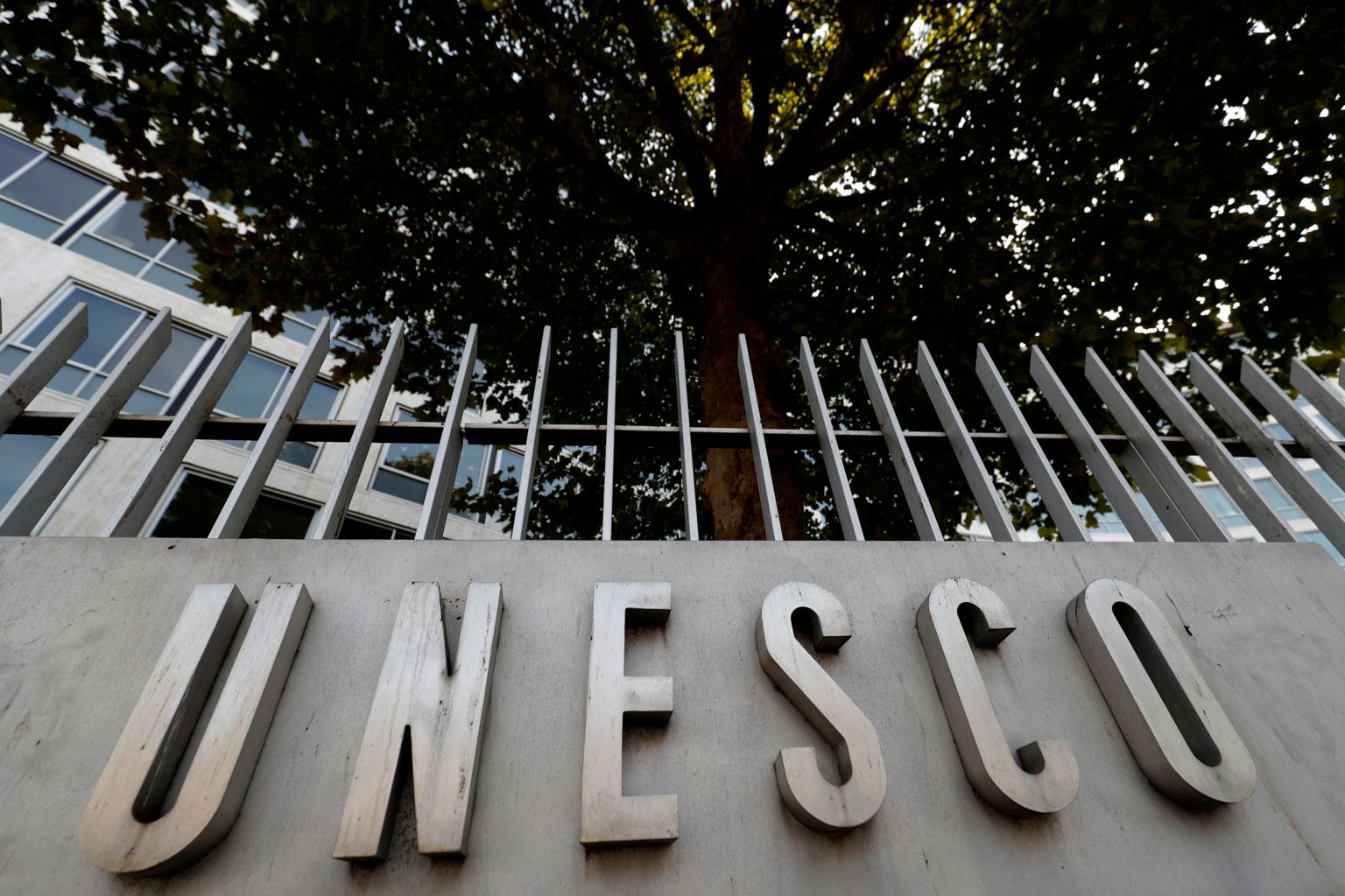 UNESCO logo organisatsiooni Pariisis asuva peakontori ees.