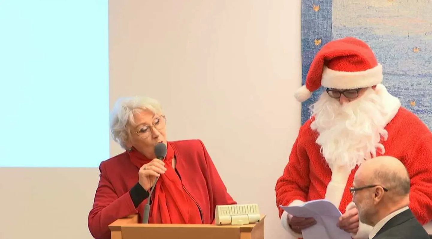 Heidy Tamme esines jõuluvanale lauluga.
