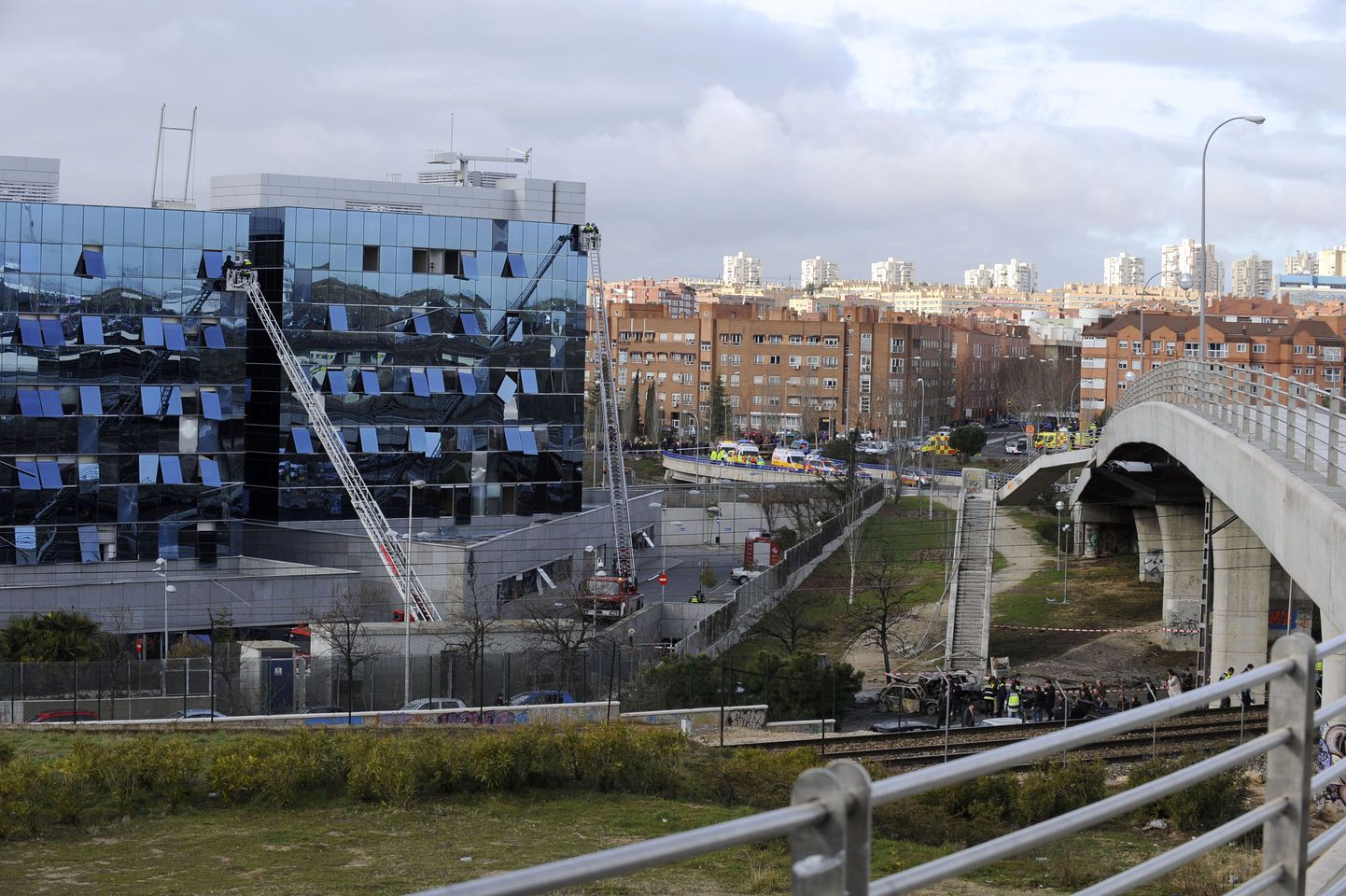 Ferroviali grupi hoone juures Madridi idaosas plahvatas autopomm.