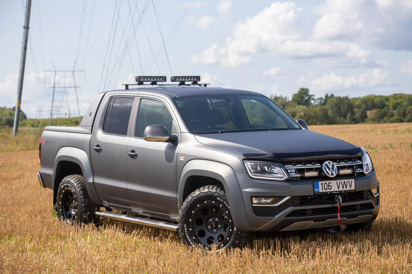 Pildil olevat Amarokki on eritellimusel tuunitud. Auto on saanud mattvärvi, katusel ilutsevad lisatuled, ninasse on paigutatud vints ning ratastel on tugevdatud veljed.