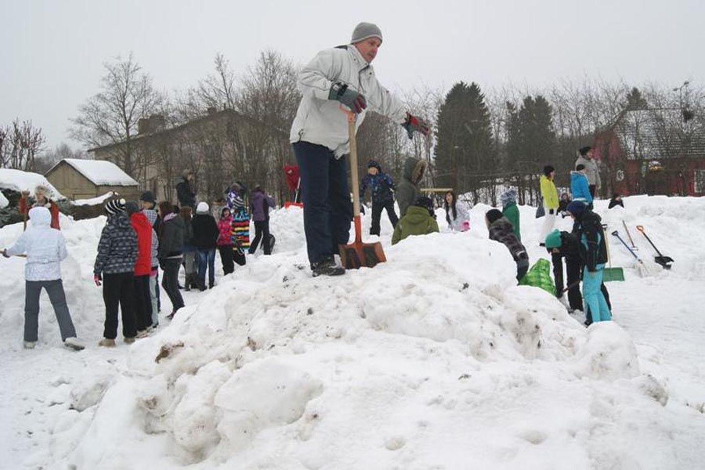Eelmisel nädalal valmistas 11 seltskonda Karksi-Nuia kooli juures lumest figuure ja atraktsioone.