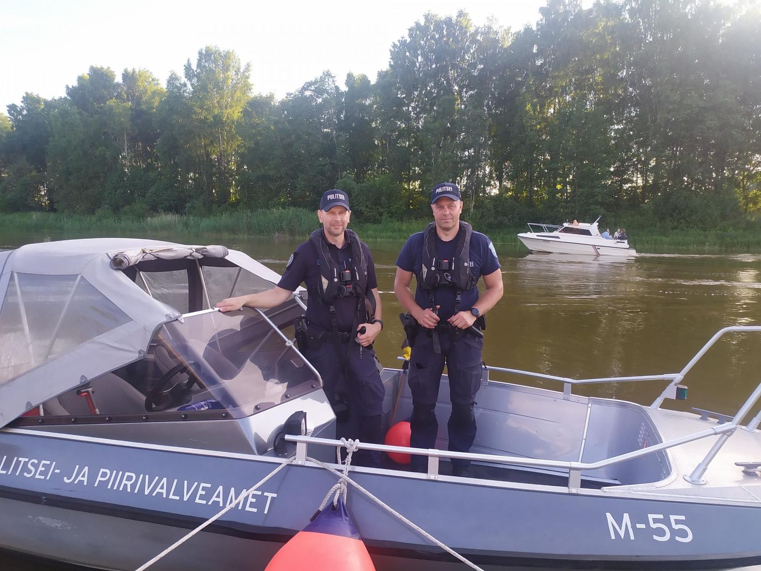 Patrullpolitseinik Martin Roostar (vasakul) on Emajõel patrullinud kolm aastat, välijuht Maido Kolk aga juba üksuse asutamisest kuus aastat tagasi.