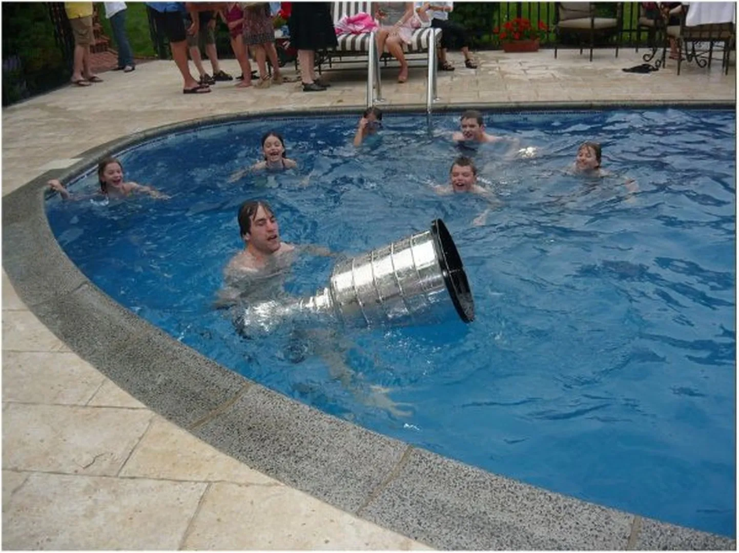 Arī NHL galvenā trofeja Stenlija kauss devies atvaļinājumā.