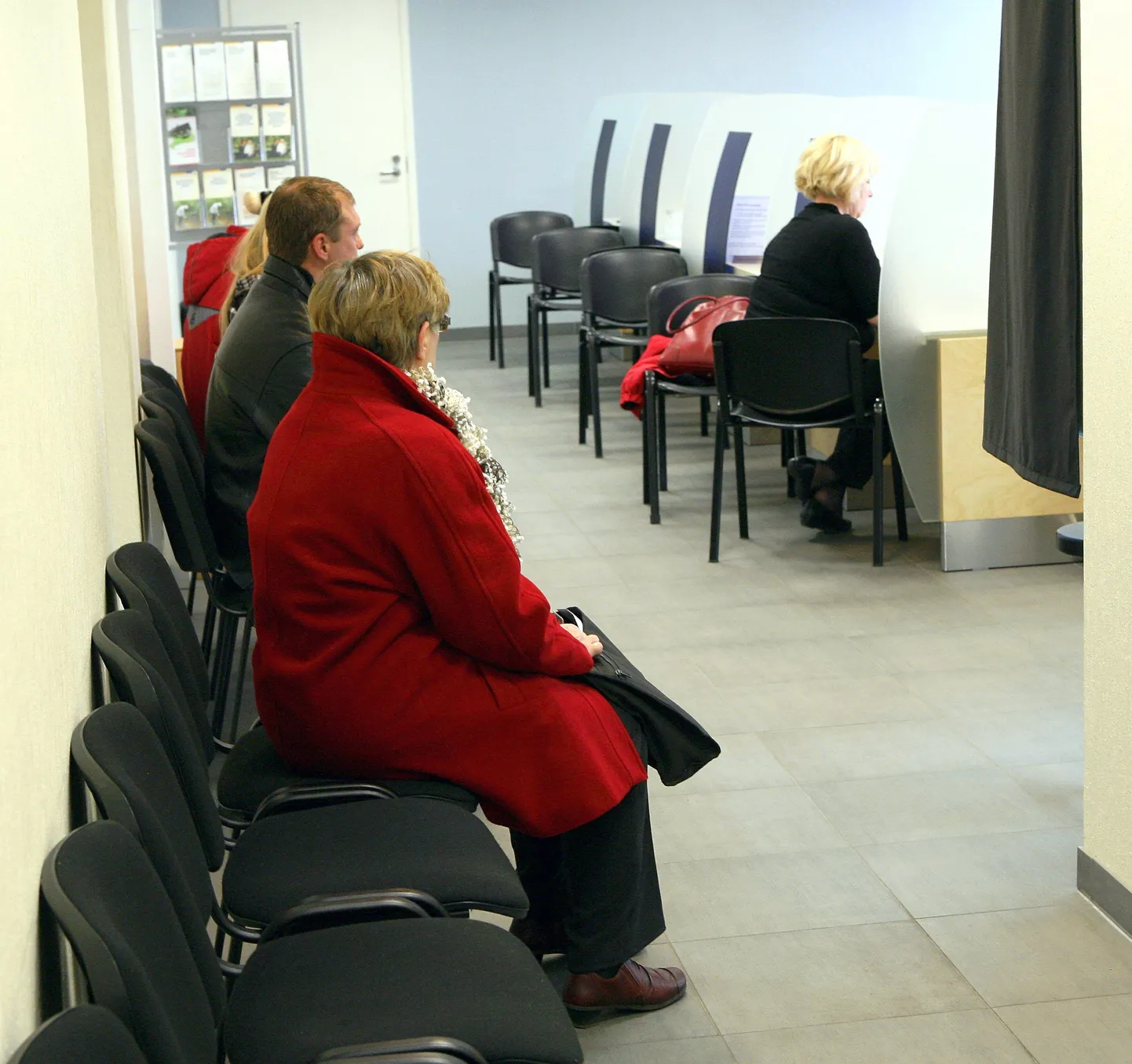 Järjekord uute dokumentide saamiseks Viljandis.