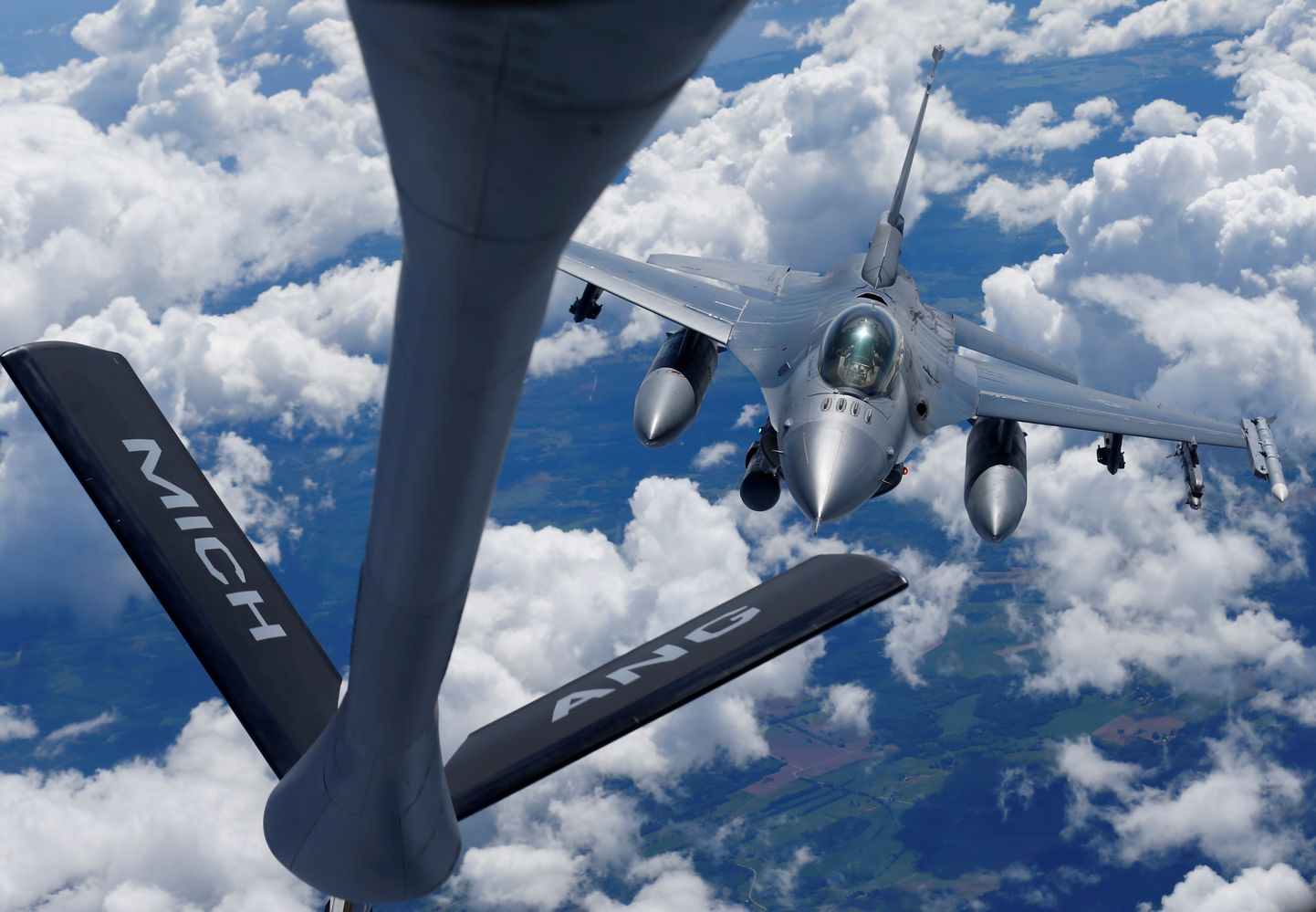 F-16 hävitaja juunis Eesti kohal tankimiseks valmistumas.