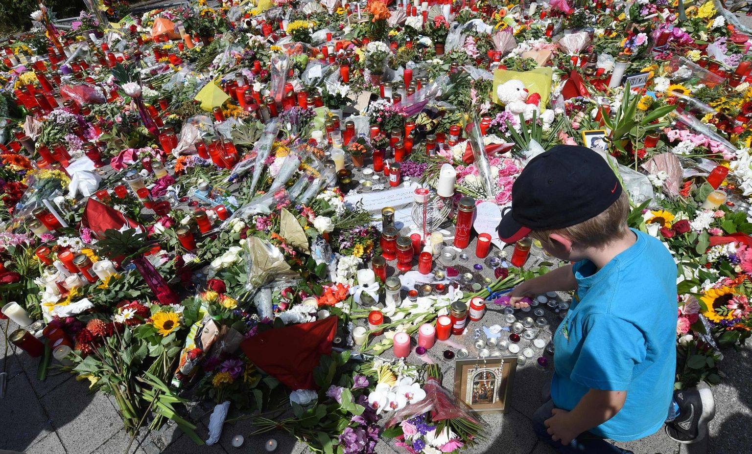 Müncheni kaubanduskeskuse juurde tõid tuhanded inimesed pärast reedest rünnakut ohvrite mälestuseks lilli ja küünlaid.