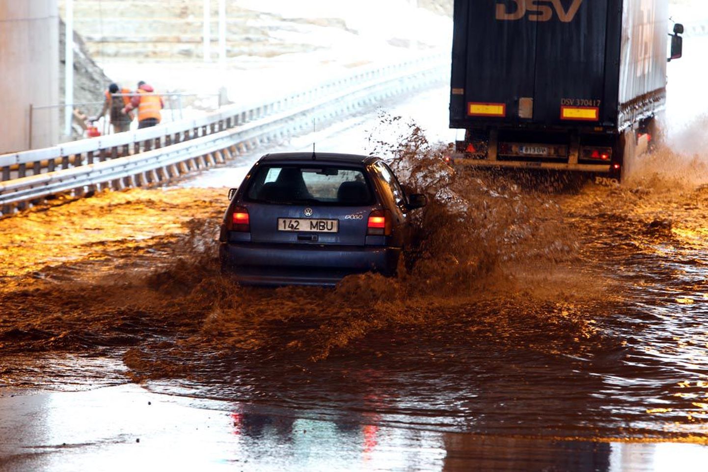 Jaanuari lõpus avatud Tallinna-Narva maantee Loo ja Maardu vahelise teelõigu Iru elektrijaama poole suunduvas tunnelis lainetab selline vesi, et väiksematel sõiduautodel on oht sinna toppama jääda.