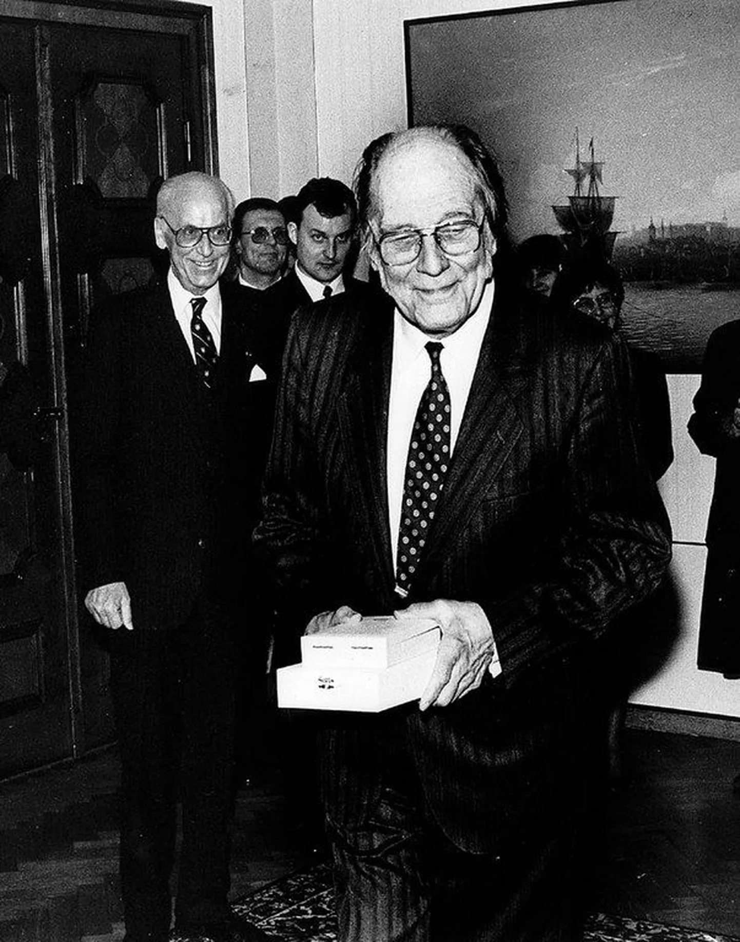 1996. aastal andis president Lennart Meri Jaan Krossile Riigivapi I klassi teenetemärgi.
