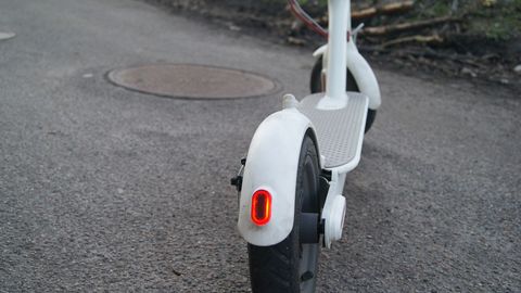 Ceturtdien ceļu satiksmes negadījumos cietis viens elektriskā skrejriteņa vadītājs