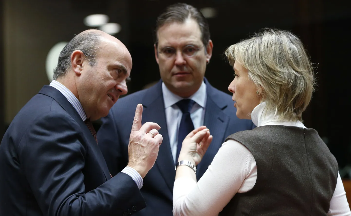 Rootsi rahandusminister Anders Borg (keskel) kuulamas 10. detsembril toimunud Ecofini kohtumisel, mida räägivad Hispaania majandusminister Luis de Guindos (vasakul) ja Portugali rahandusminister  Maria Luis Albuquerque (paremal).