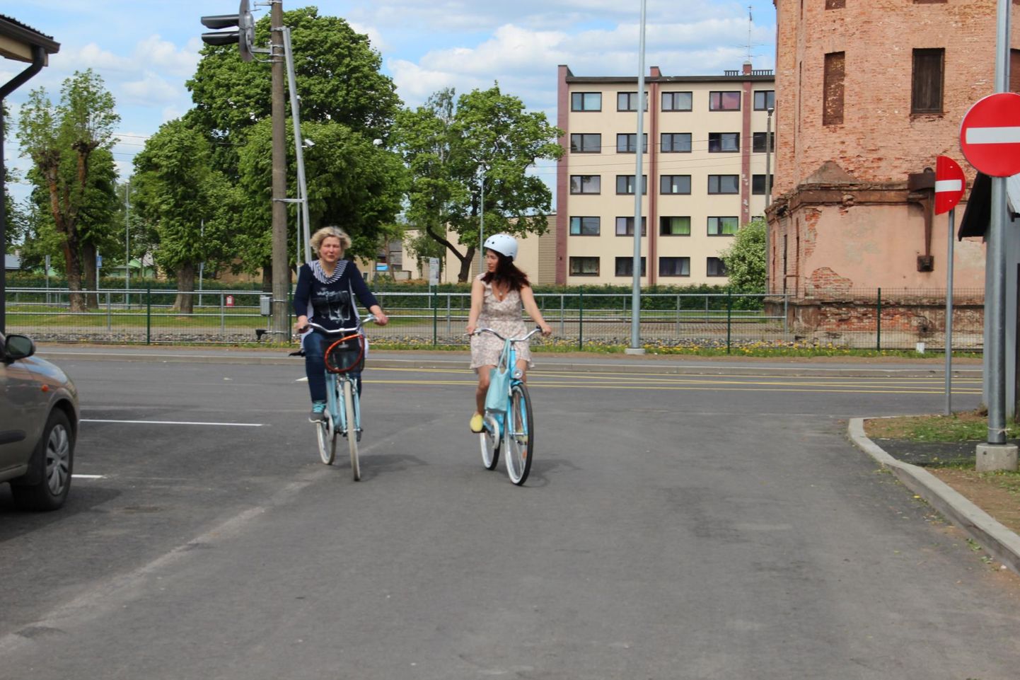 Tapa pitsakohviku üks omanikke Marika Tali (vasakul) ja OÜ Luureretked juht Merili Vipper hakkavad Tapal rentima jalgrattaid.