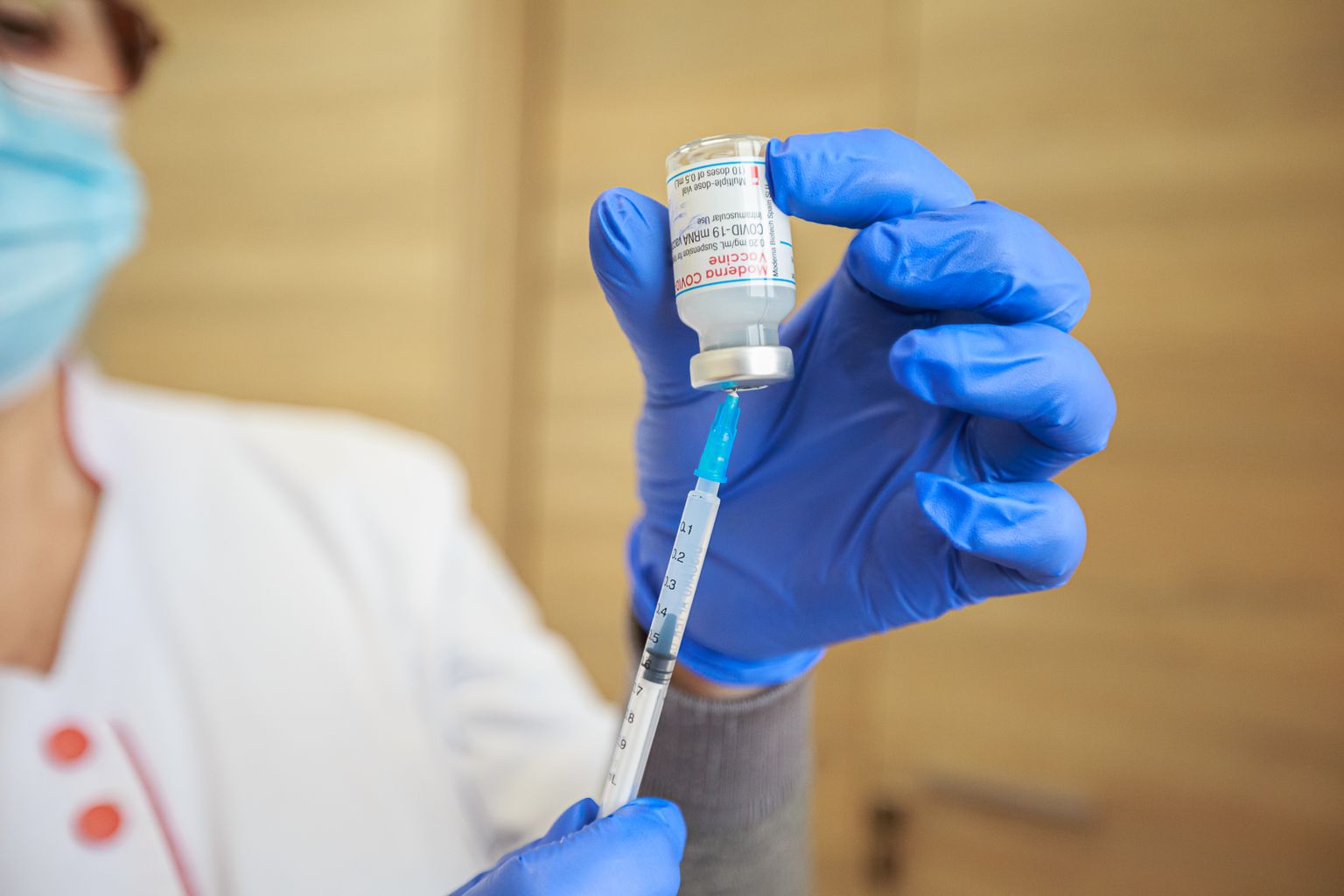 В Нарве количество зараженных коронавирусом вновь начало расти, а доля вакцинированных жителей - самая низкая среди крупных городов.