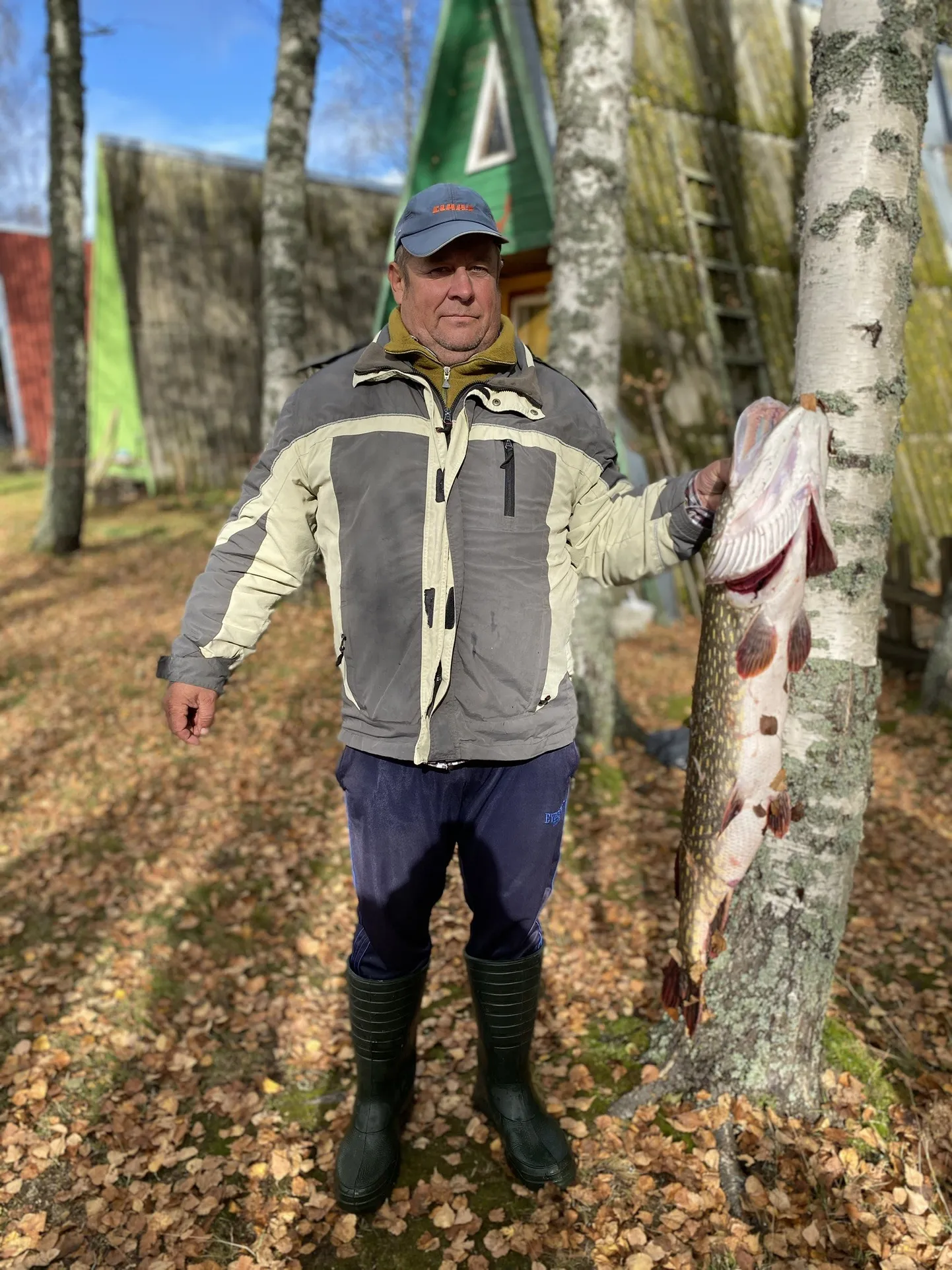 Võidukas kalamees Uno Malleus koos oma haugiga.
