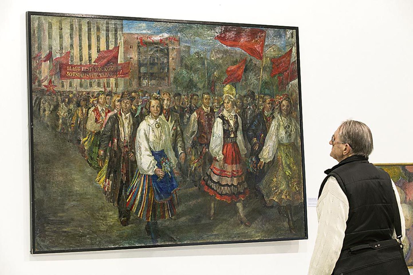 Hiljem pigem meisterliku aktimaalijana tuntud Evald Okase laulupeorongkäiku kujutav maal on üks näide nõukogude ajal kunstis valitsenud sotsrealismist.