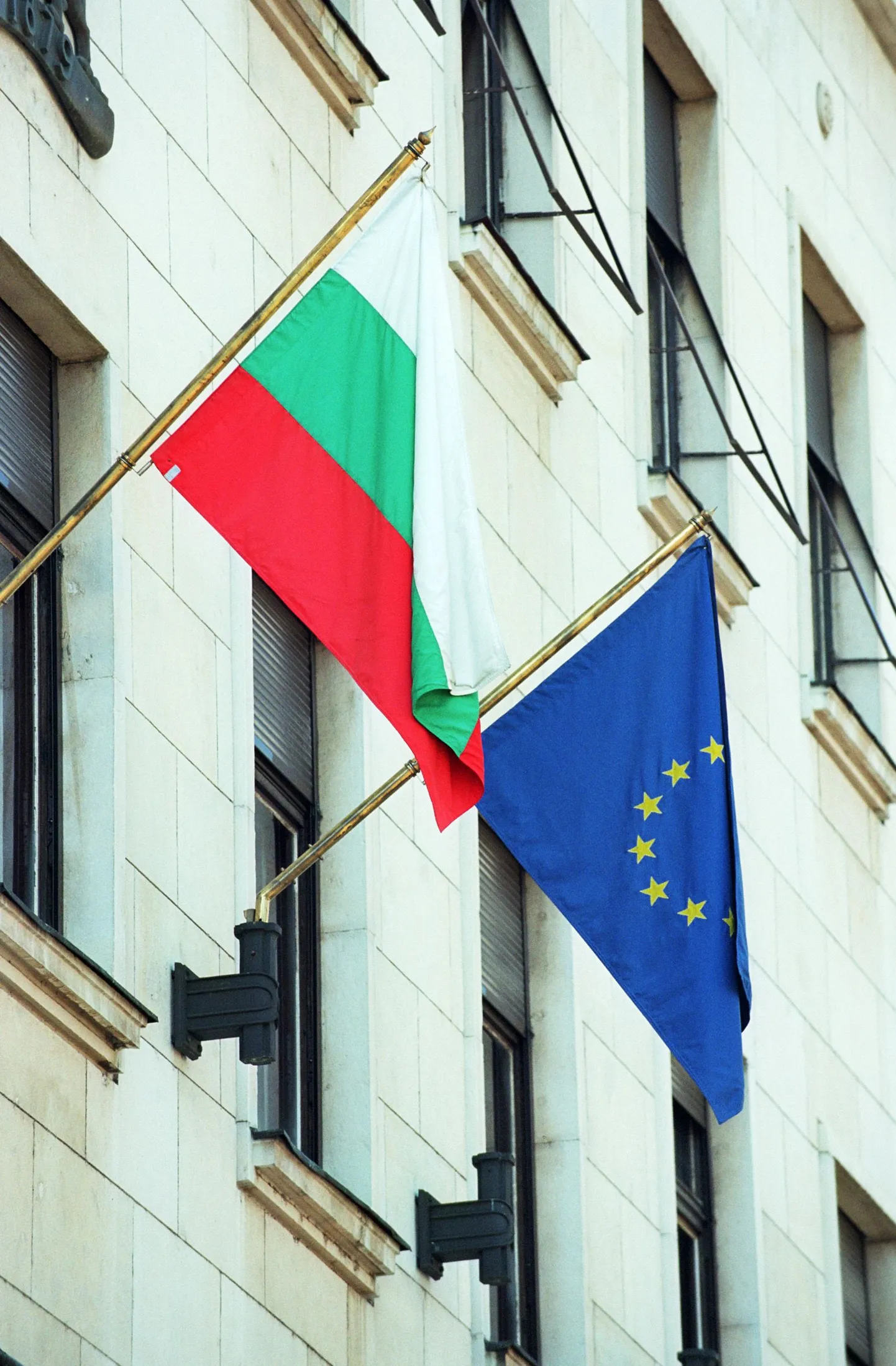 Bulgaaria rahvuslipp ja Euroopa Liidu lipp Sofias.