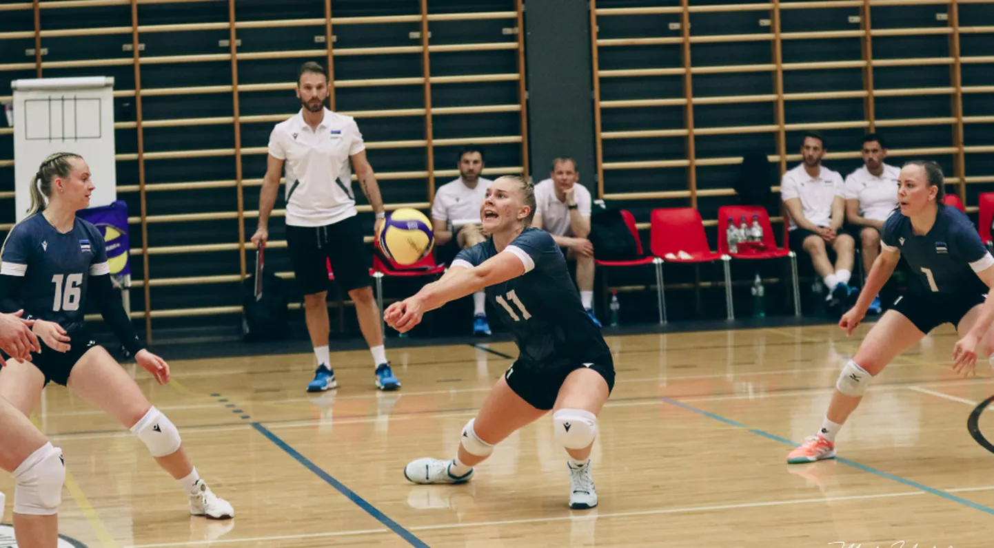 Naiskonna liidreid Kertu Laak palli vastu võtmas.