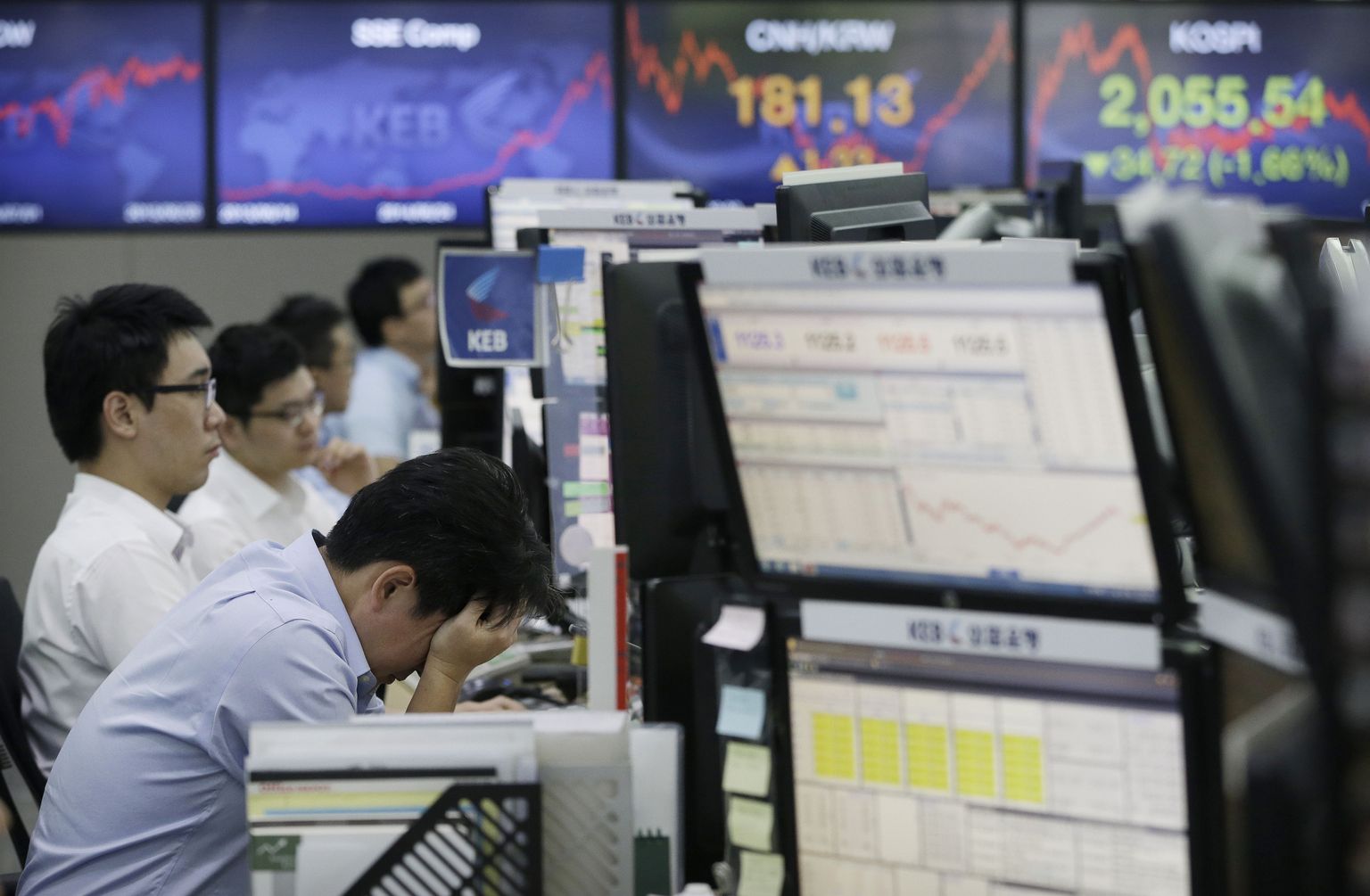 Aasia aktsiaturud langesid esmaspäeval peale seda, kui Kreeka kehtestas kapitalipiirangud.