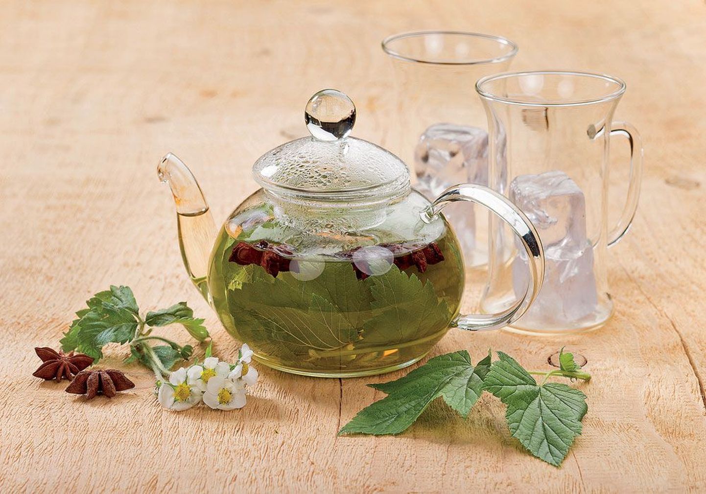 Чай можно заварить в термосе и горячим разлить по стаканам со льдом.