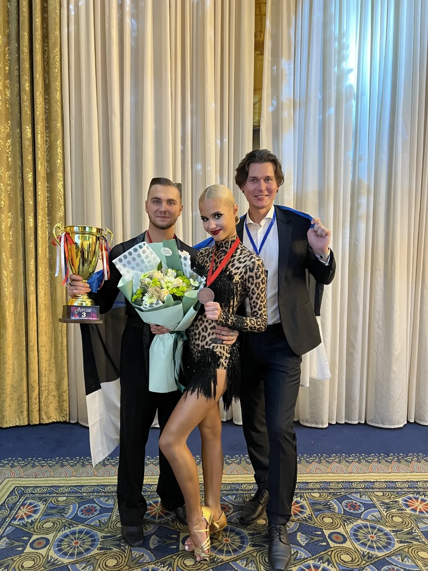 Robert Veide ja Amanda Rebeca Padar koos treener Martin Parmasega.