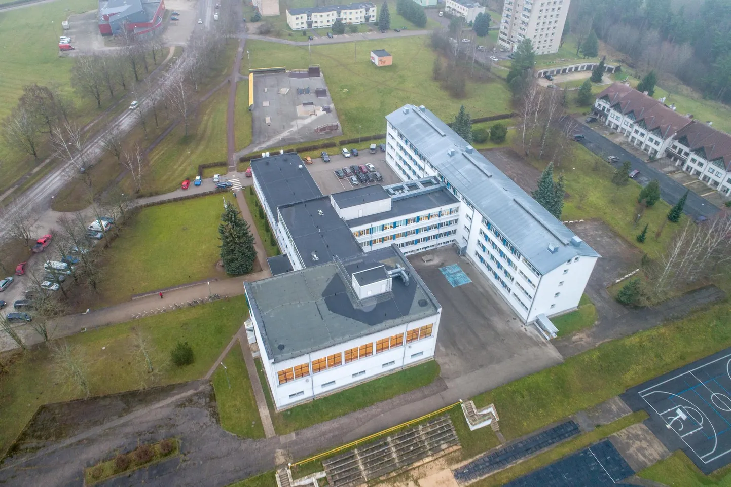 Eelmisel nädalal reisil käinud Jakobsoni kooli õpilased ja õpetajad viibivad praegu kodus. Esmaspäevast on koolimaja suletud ning õpilased koduõppel.