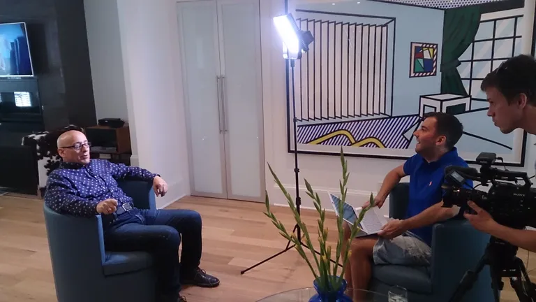 Roald Johannson intervjueerimas «Estraadisangarite» sarja tarvis luuletaja Allan Richi tema kodus Hollywood Hillsis. «Richi kõige kuulsam laul on «Run to you» filmist «The Bodyguard». Muide, ka minul on seinal Roy Lichtensteini maal, aga muidugi reprona.»