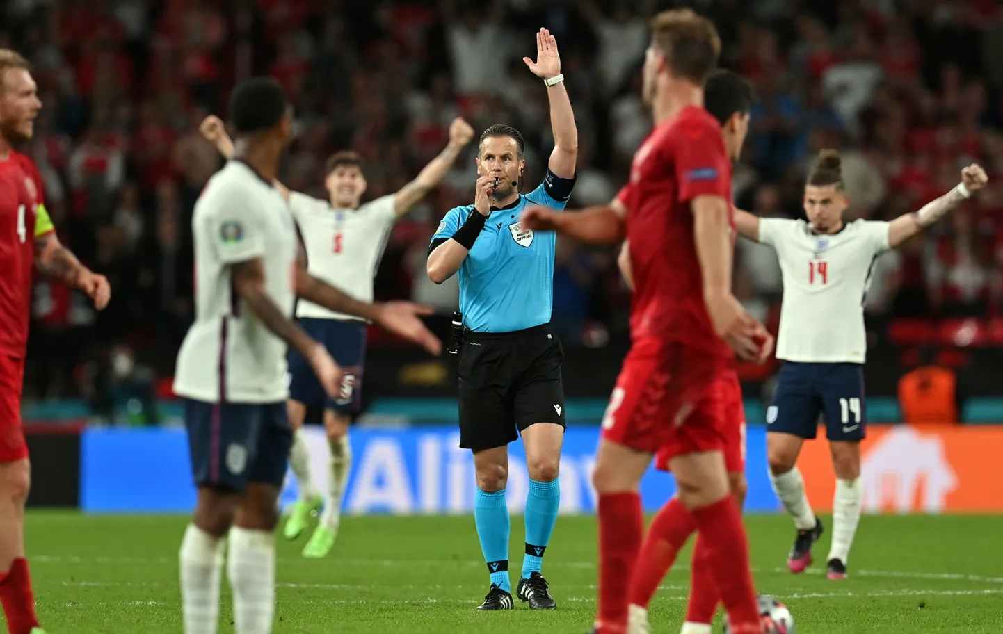 Hollandlasest kohtunik Danny Makkelie vilistamas EMI poolfinaalmängu Inglismaa ja Taani vahel. Inglased võitsid 2:1. Paljude asjatundjate arvates andis Makkelie inglastele ebaõiglaselt penalti