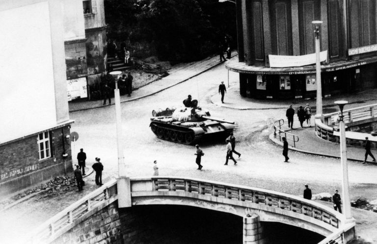 Tank Praha tänaval 1968. aasta augustis vastasseisu ajal meeleavaldajate ja sissetunginud Varssavi pakti vägede vahel.