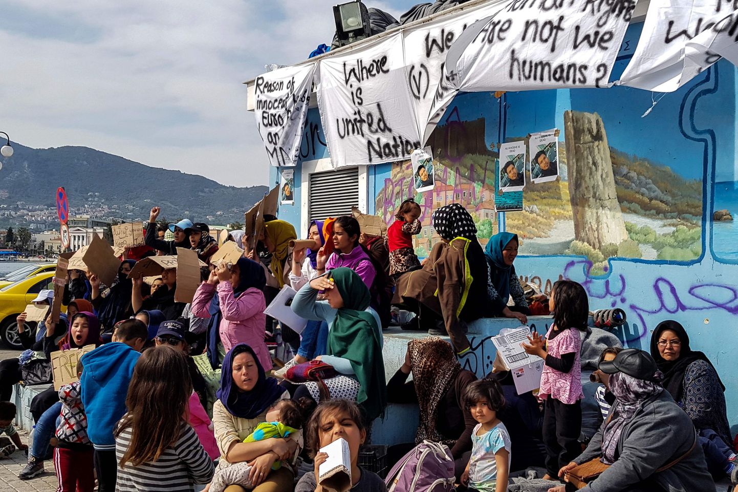 Põgenikelaagris elavad asüülitaotlejad avaldamas Lesbose saarel meelt liikumispiirangute vastu.