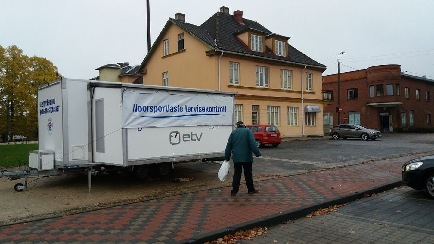 Viljandis seisab Tartu ülikooli kliiniku mobiilne kabinet.