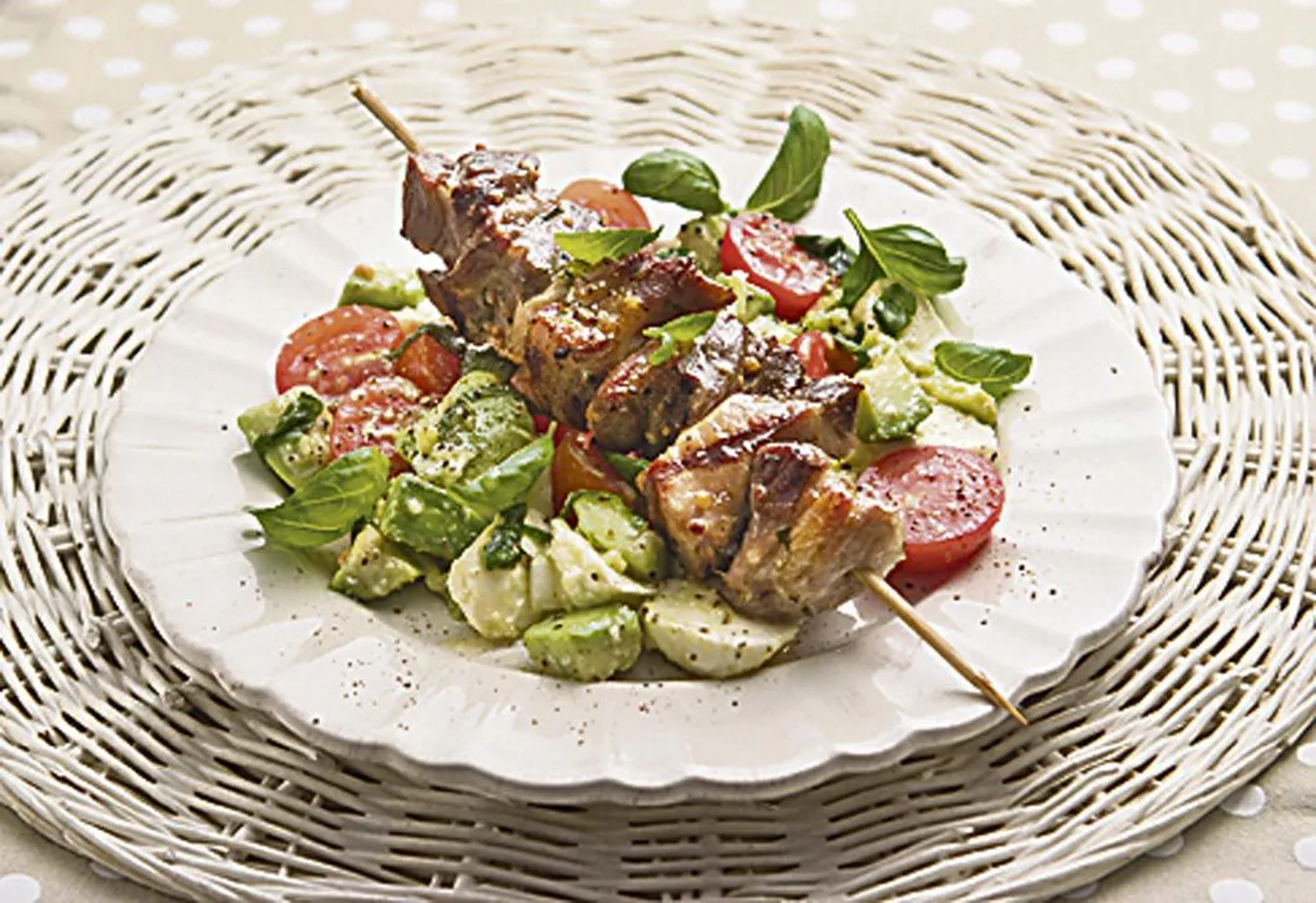 Tomati-mozzarella-salat avokaadoga