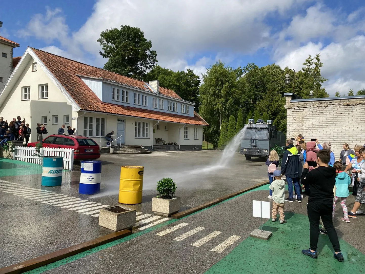 Hetk enne "suurt plärtsu". Politseimuuseumi eksponaat veekahur Tige Elevant suunas oma väe 200-liitriste metalltünnide pihta.