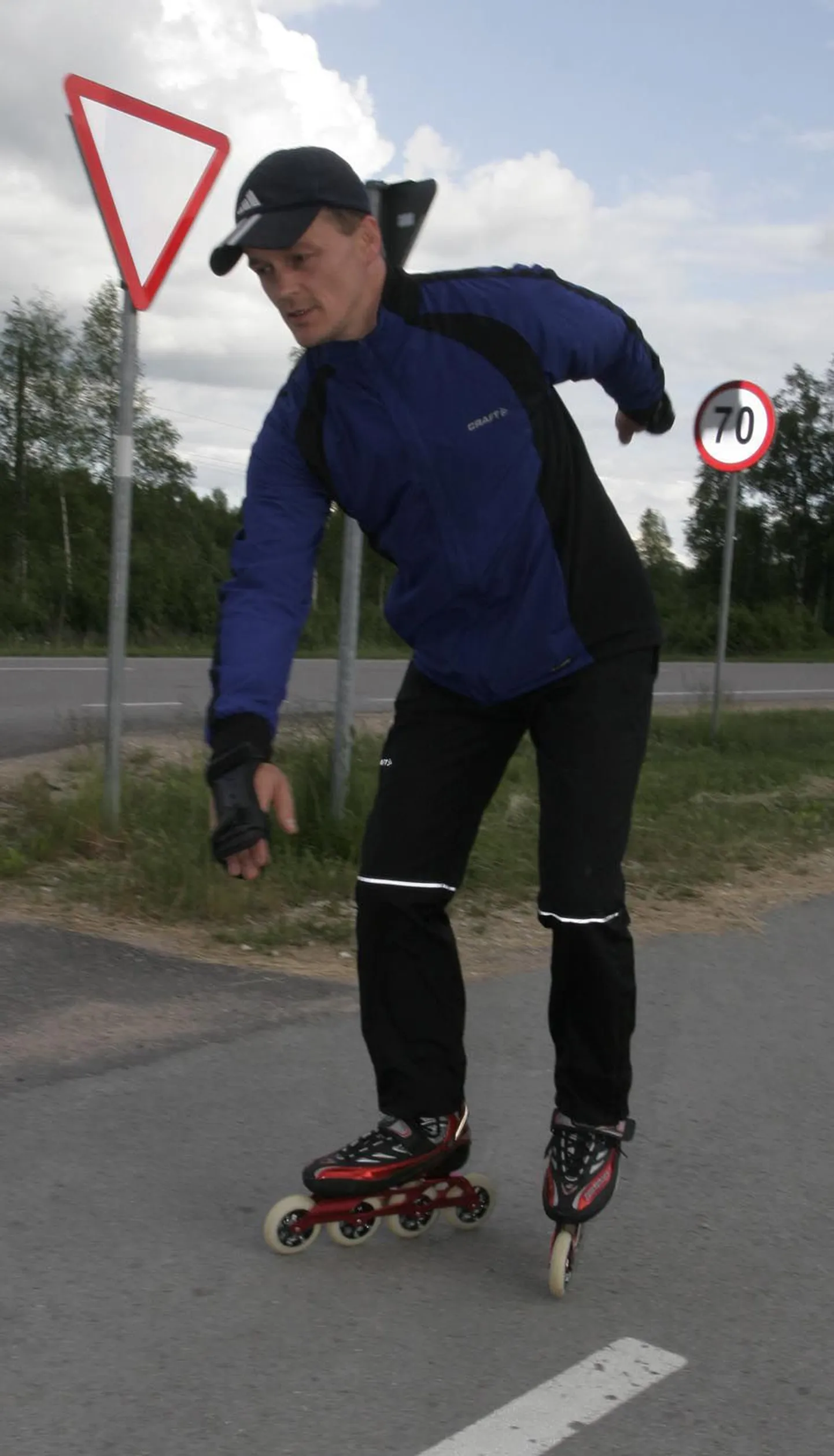Paide tehisjärve ääres uisutada armastav Ermo Kriisa unustas pildistamise ajaks kiivri koju, kuid kinnitas, et tavaliselt kannab ta lisaks randmekaitsmetele alati kiivrit. Küünarnuki- ja põlvekaitsmete kohta leidis Kriisa, et on juba õppinud nii hästi kukkuma, et temal neid vaja pole, kuid algajatele soovitas kindlasti kanda.
