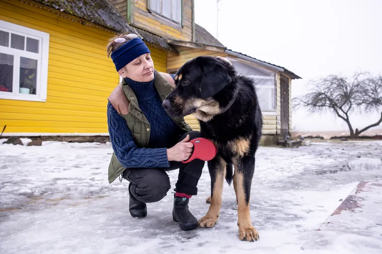 Suure-Lähtru elanik Hele-Mai Laanemaa ja tema mastif Fritz.