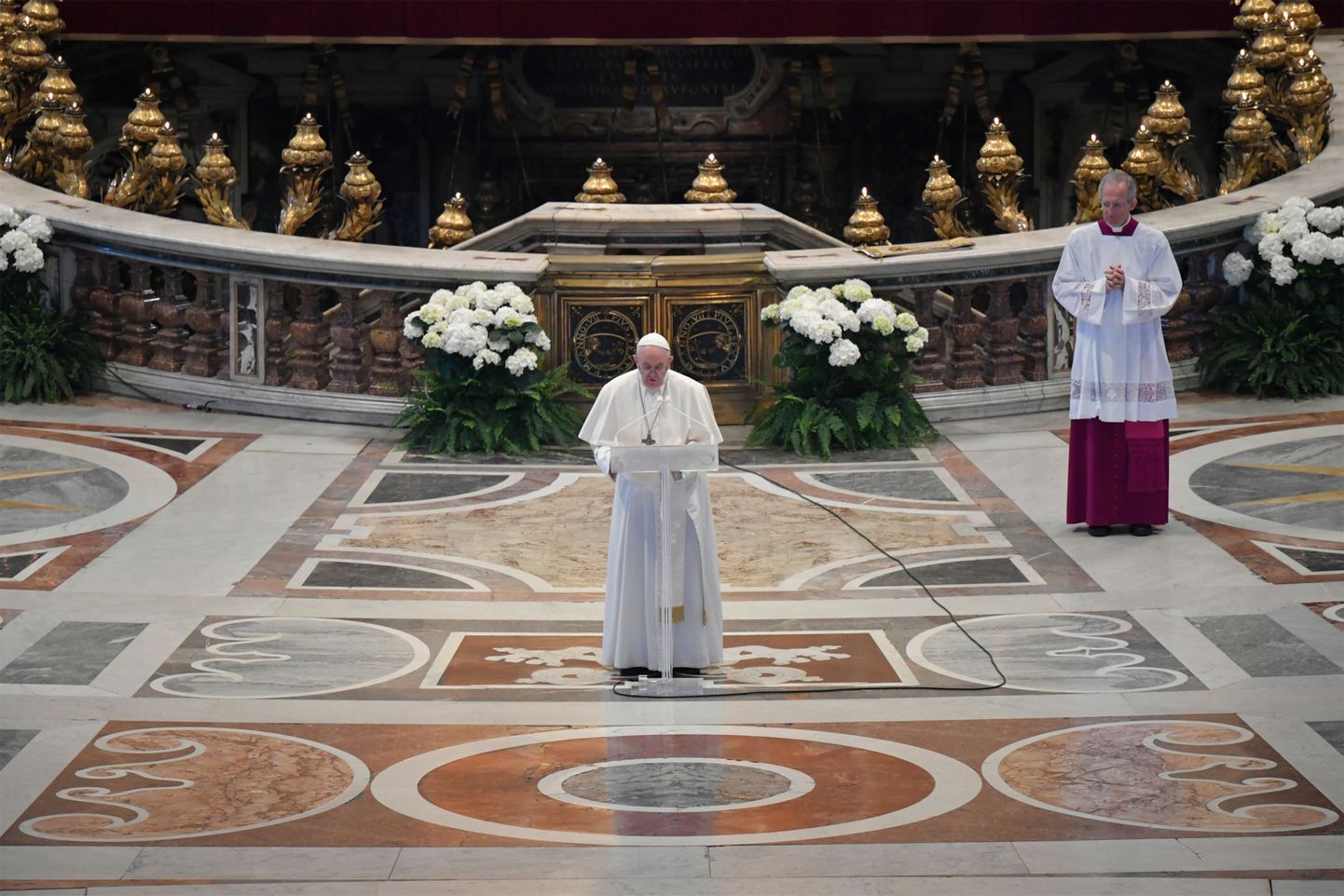 Paavst Franciscus tühjas kirikus ülestõusmismissat pidamas.