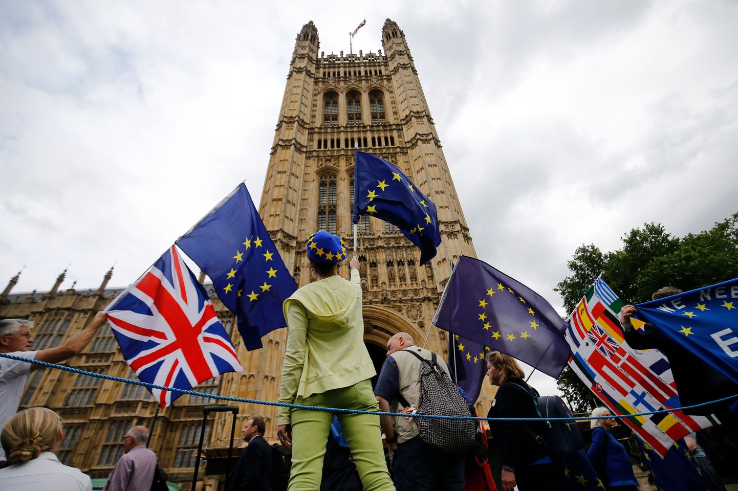 Euroopameelsed meeleavaldajad Briti parlamendi ees.